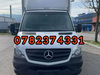 Plusieurs camion avec elevateur